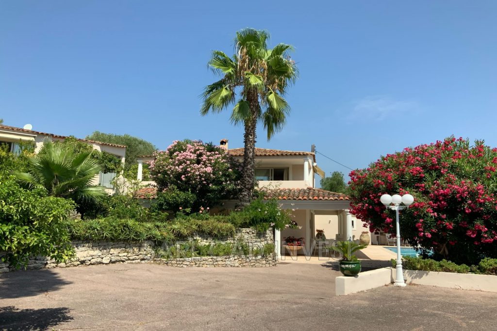 Villa avec piscine – 6 pièces – 5 chambres – 390 m²