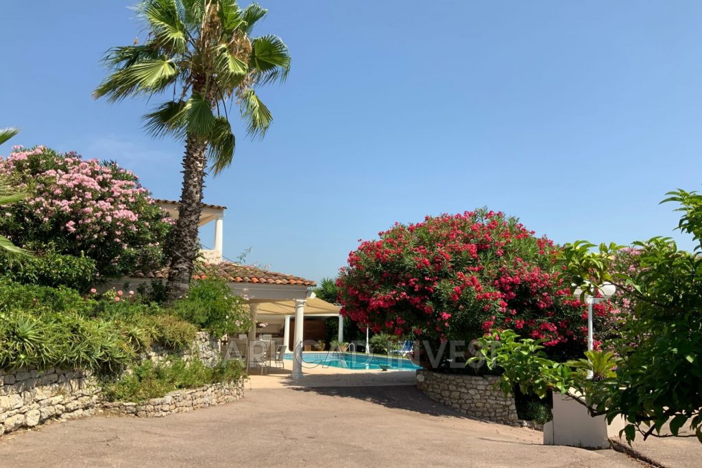 Villa avec piscine – 6 pièces – 5 chambres – 390 m²