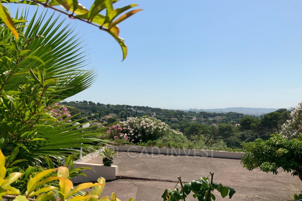 Villa avec piscine – 6 pièces – 5 chambres – 390 m²