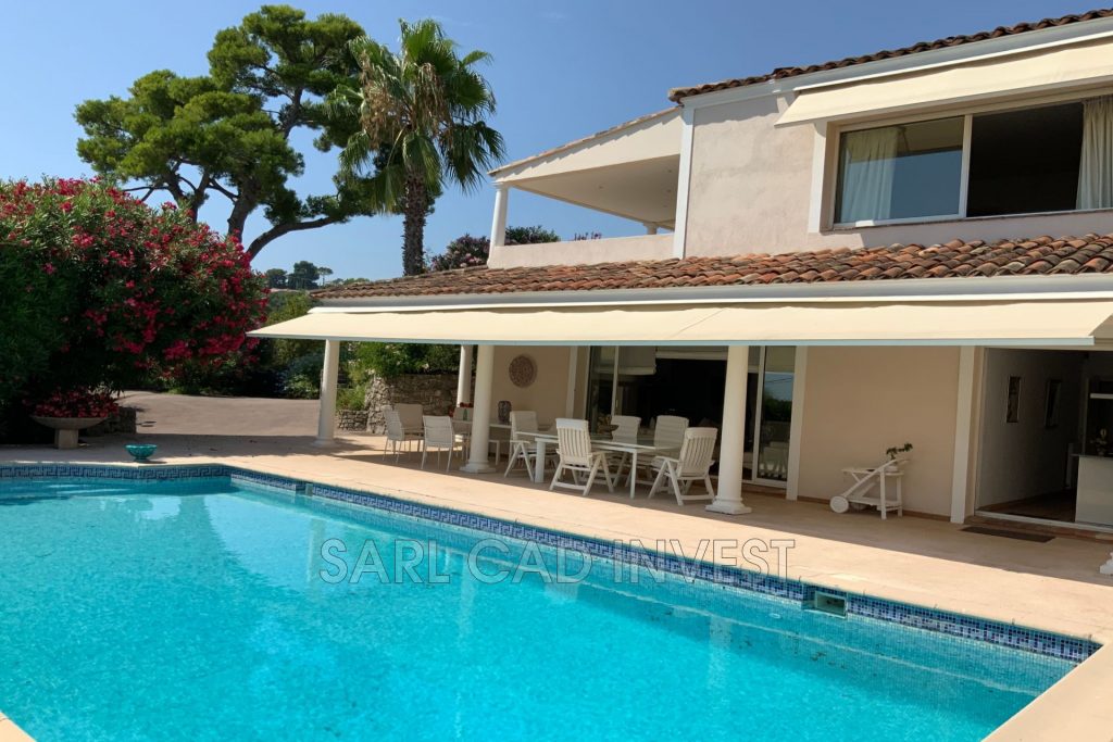 Villa avec piscine – 6 pièces – 5 chambres – 390 m²