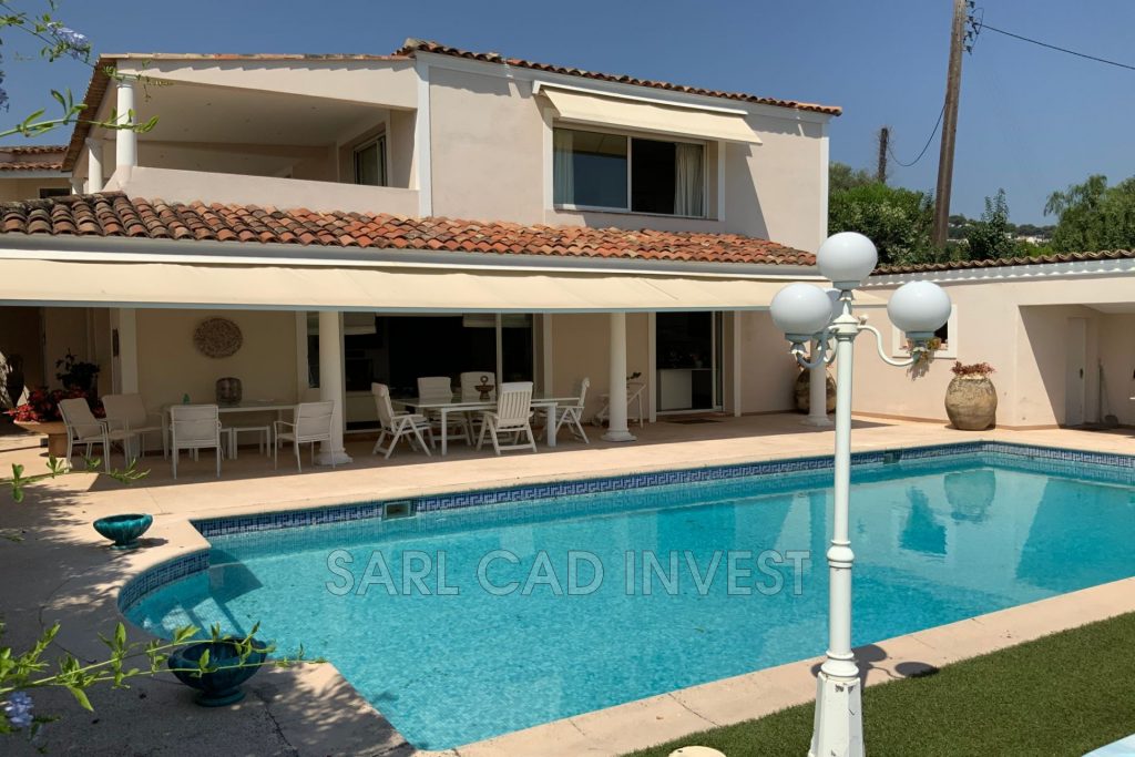 Villa avec piscine – 6 pièces – 5 chambres – 390 m²