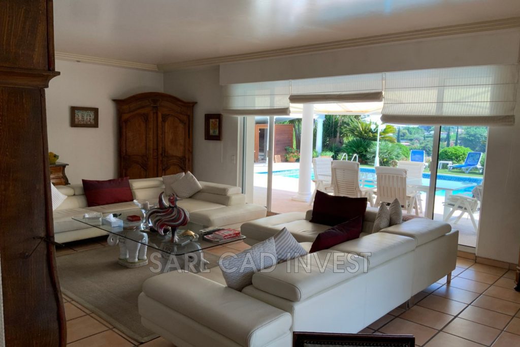 Villa avec piscine – 6 pièces – 5 chambres – 390 m²