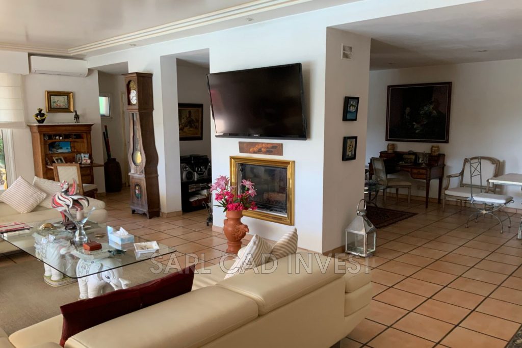 Villa avec piscine – 6 pièces – 5 chambres – 390 m²