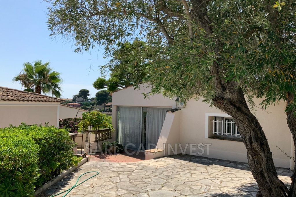 Villa avec piscine – 6 pièces – 5 chambres – 390 m²