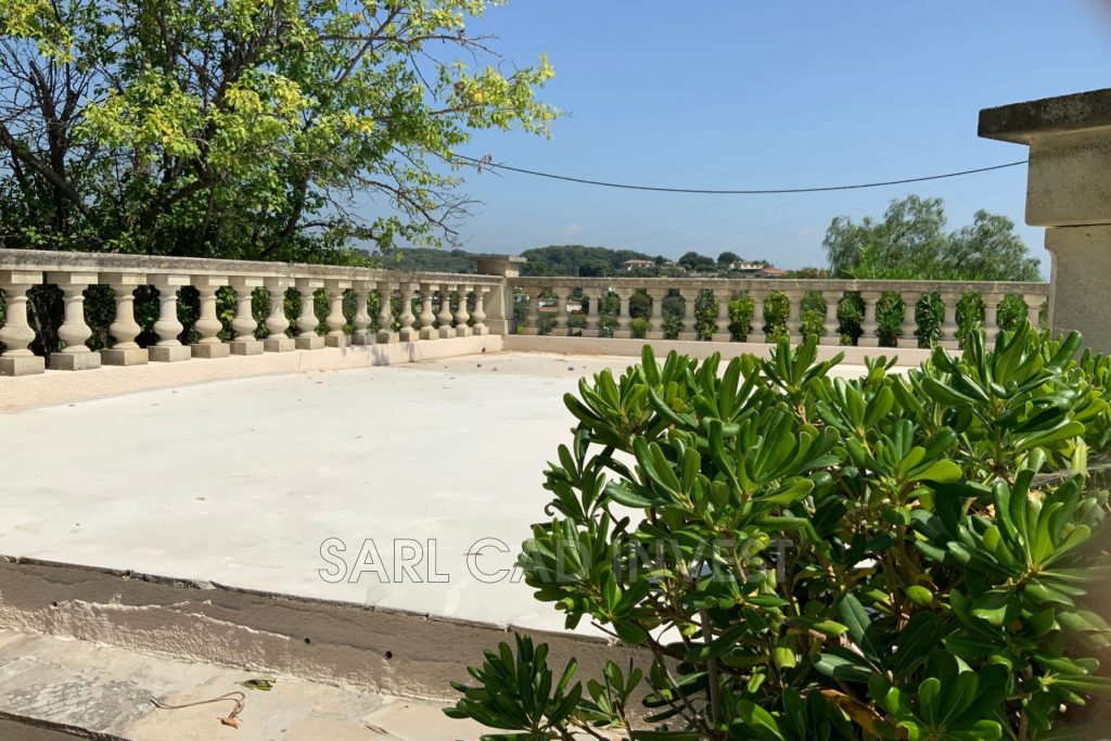 Villa avec piscine – 6 pièces – 5 chambres – 390 m²