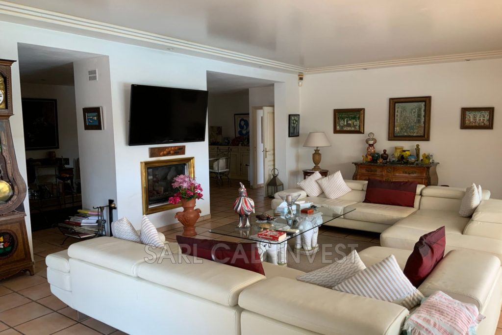 Villa avec piscine – 6 pièces – 5 chambres – 390 m²