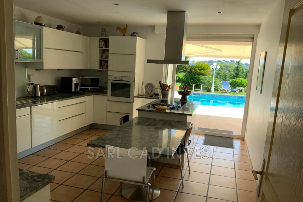 Villa avec piscine – 6 pièces – 5 chambres – 390 m²