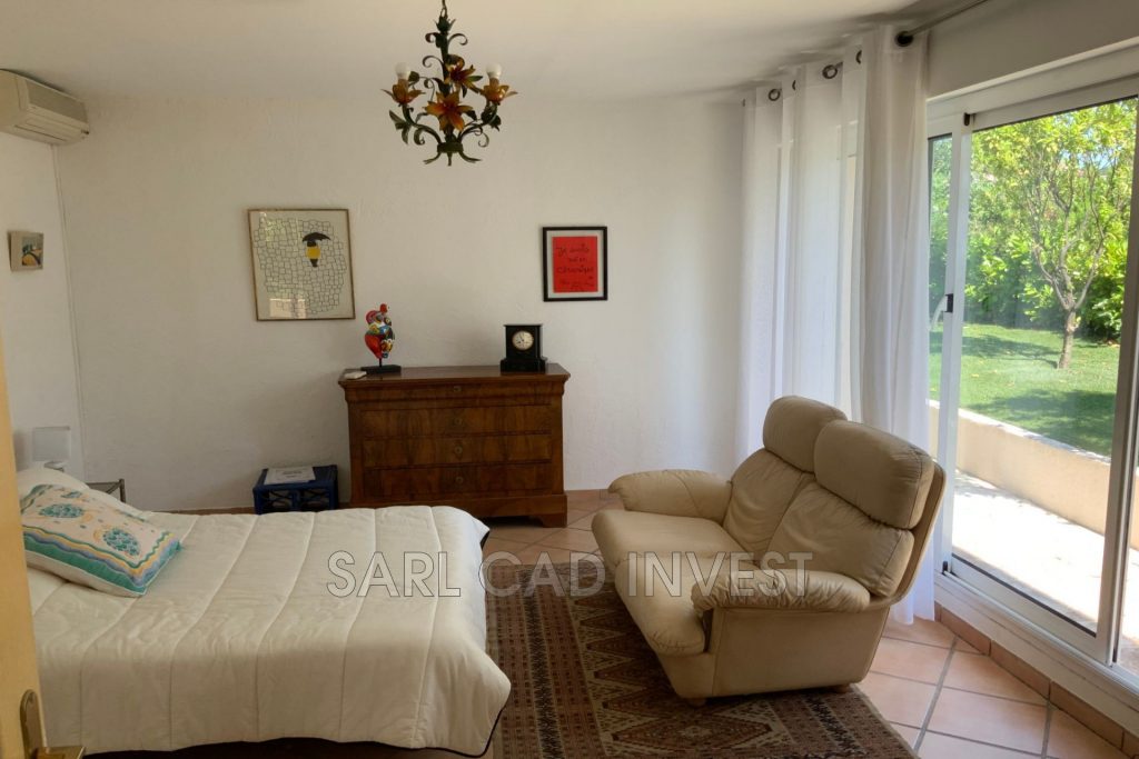 Villa avec piscine – 6 pièces – 5 chambres – 390 m²