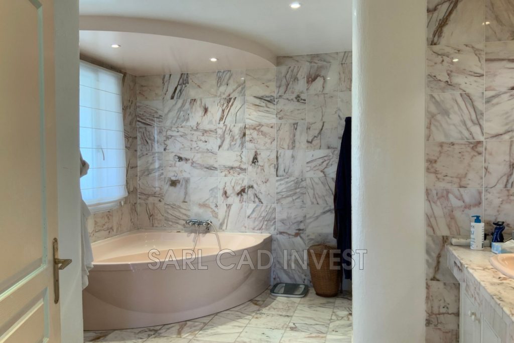 Villa avec piscine – 6 pièces – 5 chambres – 390 m²