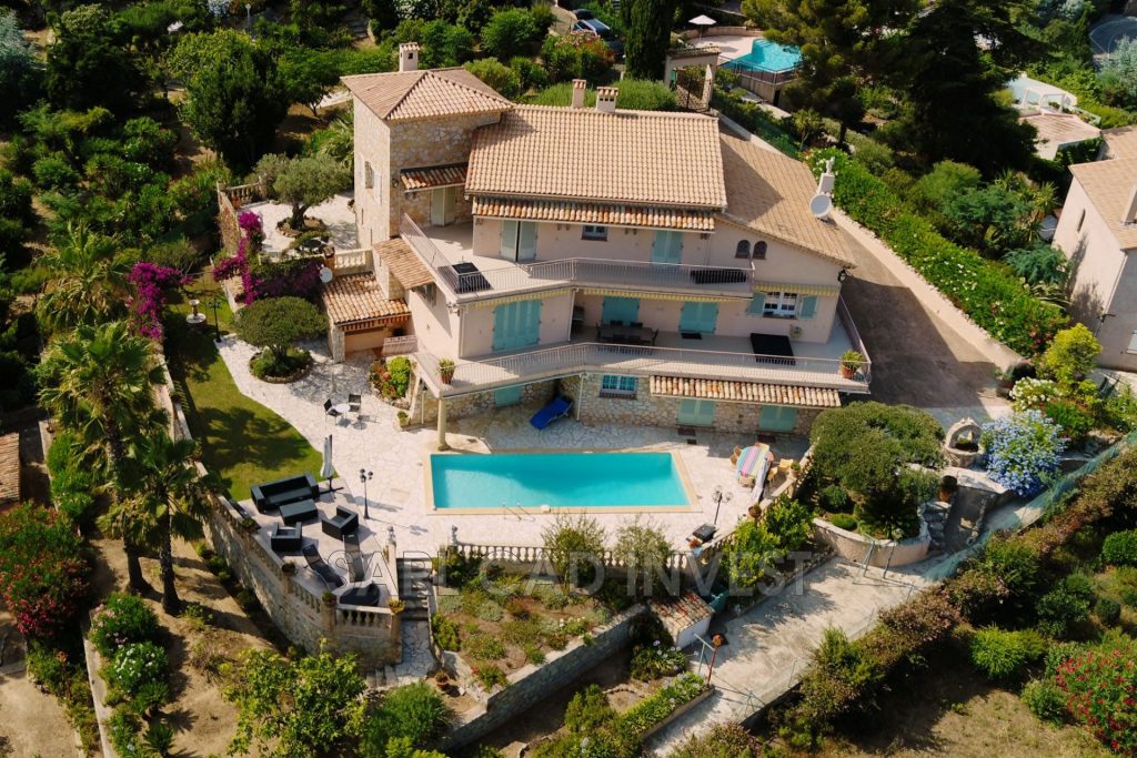 Propriété – 7 pièces – 6 chambres – 450 m²