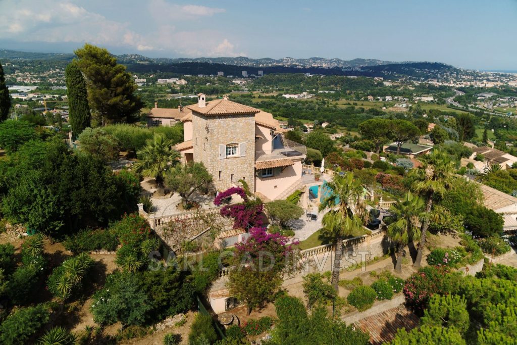 Propriété – 7 pièces – 6 chambres – 450 m²