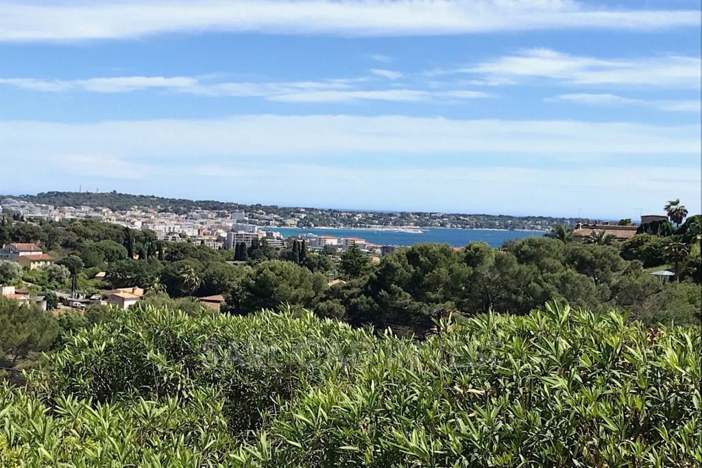 Villa avec piscine – 6 pièces – 5 chambres – 390 m²