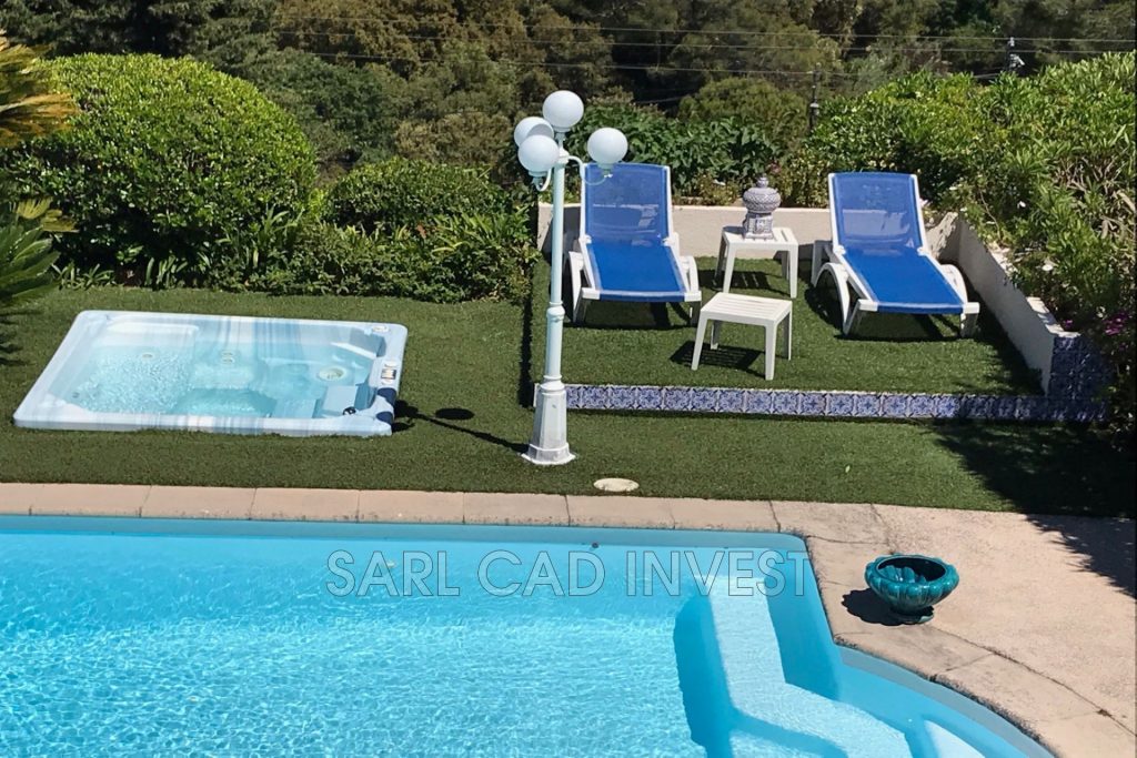 Villa avec piscine – 6 pièces – 5 chambres – 390 m²