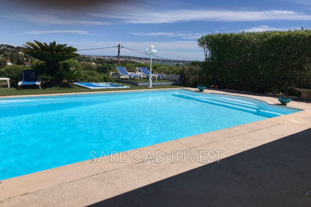Villa avec piscine – 6 pièces – 5 chambres – 390 m²