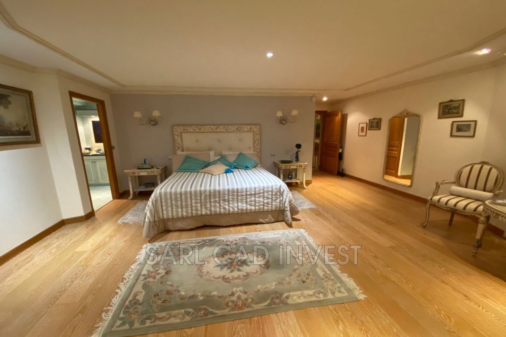 MAISON – 6 pièces – 5 chambres – 465 m²