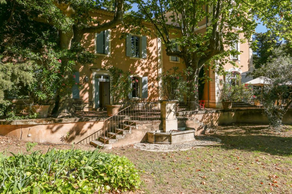 Bastide d’exception au cœur de l’Enclave des Papes – 7 pièces – 6 chambres – 540 m²