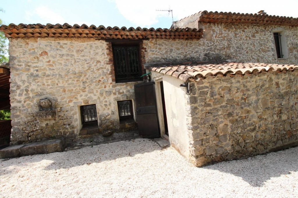 Propriété avec prieuré et autres dépendances – 6 pièces – 5 chambres – 175 m²