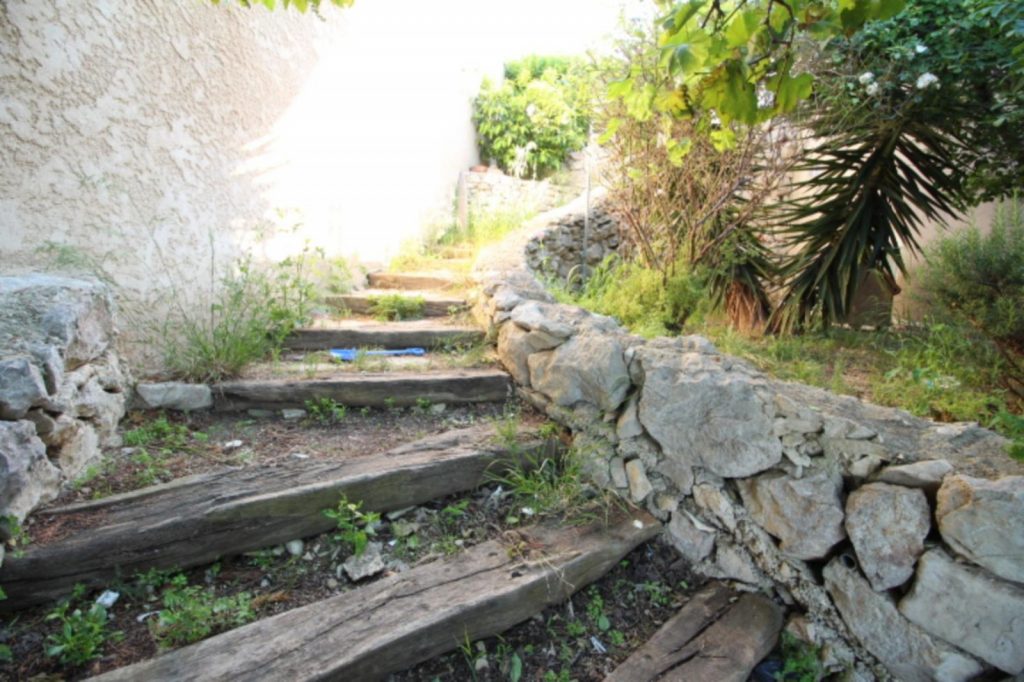 Villa comprenant de 5 appartements – 11 pièces – 6 chambres – 384 m²