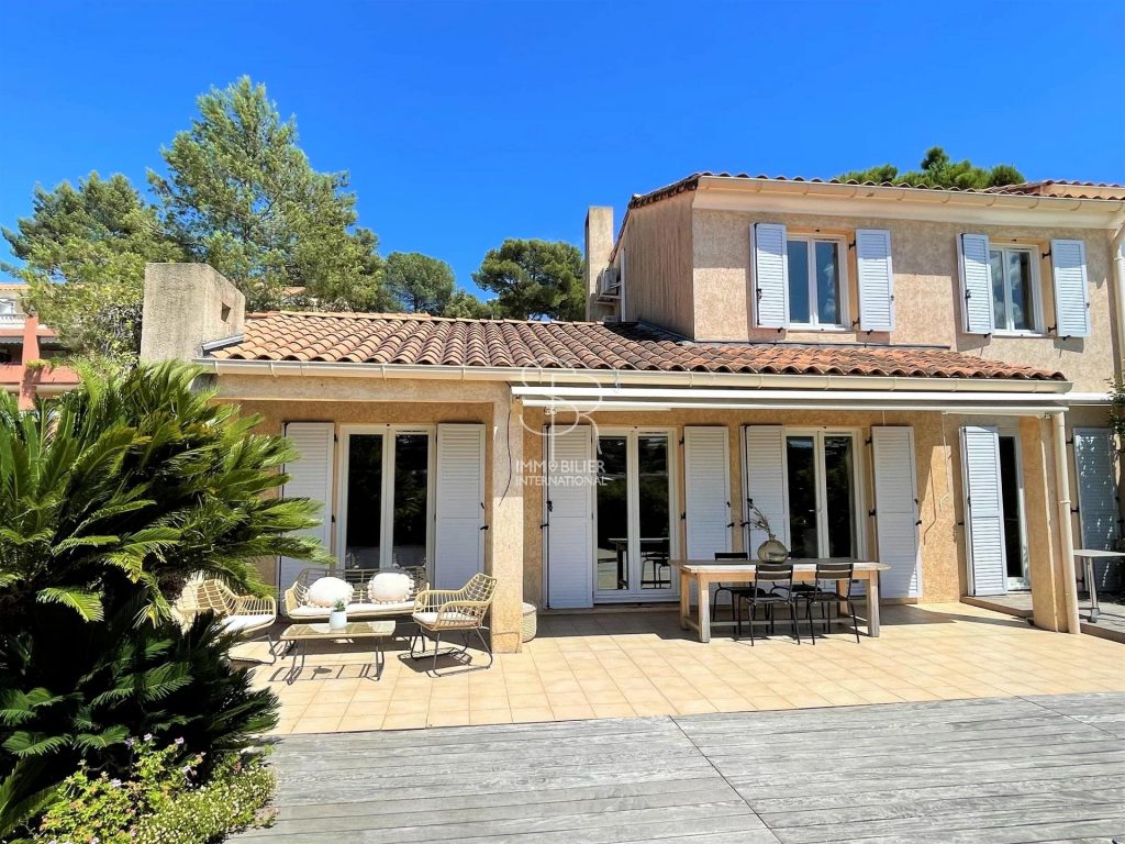 Superbe villa rénovée avec goût et modernité – 4 pièces – 3 chambres – 97 m²