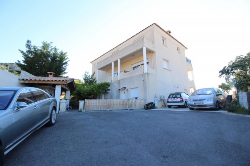 Villa comprenant de 5 appartements – 11 pièces – 6 chambres – 384 m²