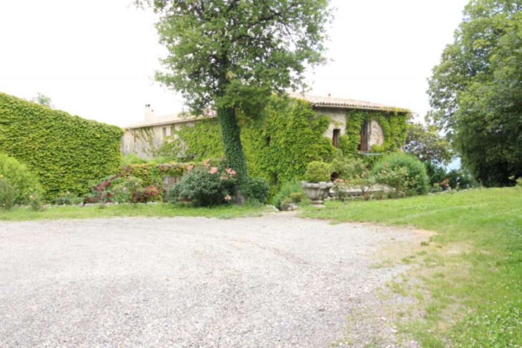 Propriété du XIIIème siècle avec chapelle privée – 6 pièces – 6 chambres – 350 m²