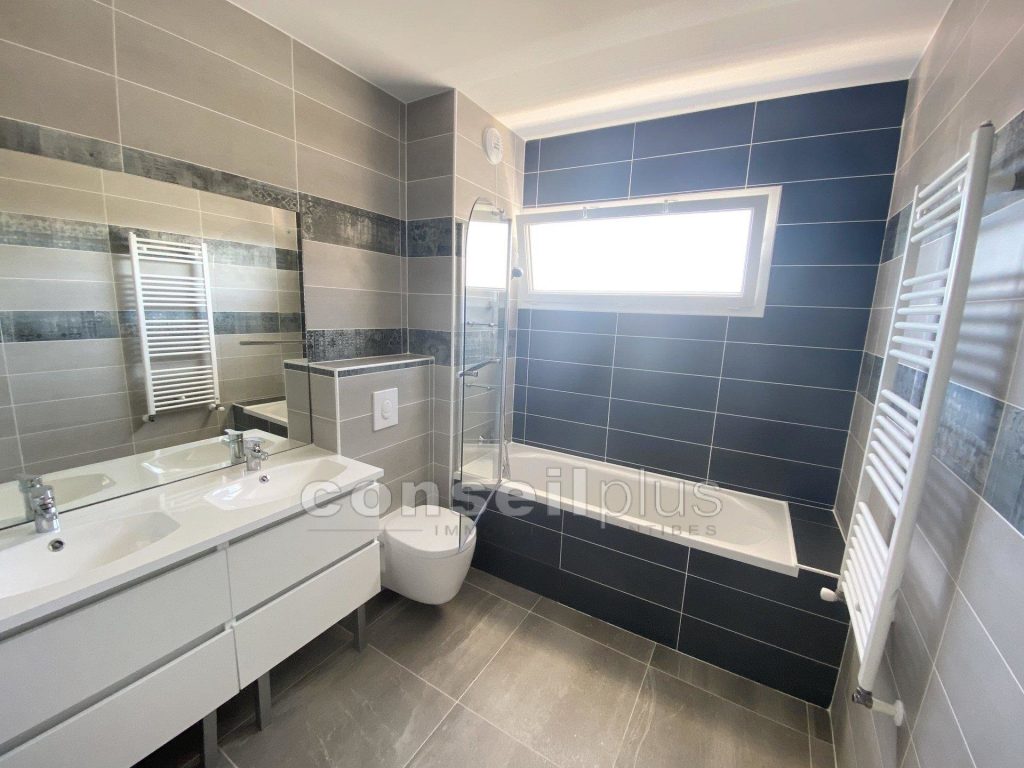 Appartement dans immeuble récent – 4 pièces – 3 chambres – 108 m²