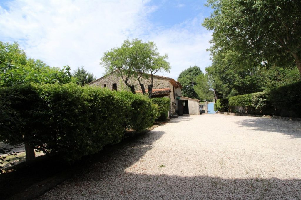 Propriété avec prieuré et autres dépendances – 6 pièces – 5 chambres – 175 m²