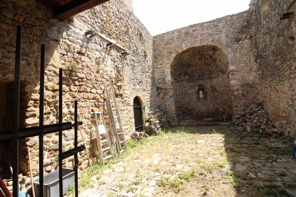 Propriété avec prieuré et autres dépendances – 6 pièces – 5 chambres – 175 m²