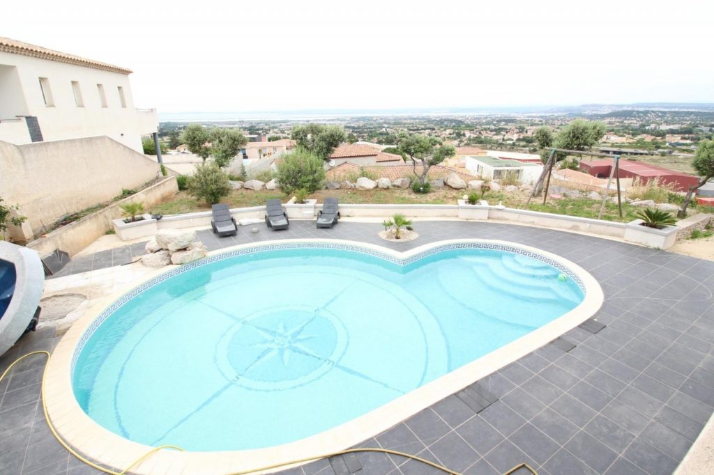 Villa comprenant de 5 appartements – 11 pièces – 6 chambres – 384 m²