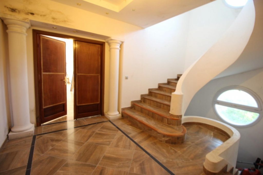 Villa comprenant de 5 appartements – 11 pièces – 6 chambres – 384 m²