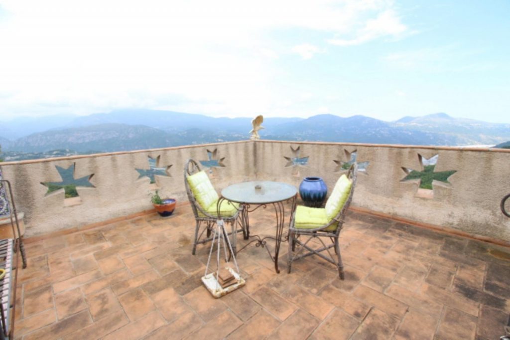 Propriété du XIIIème siècle avec chapelle privée – 6 pièces – 6 chambres – 350 m²