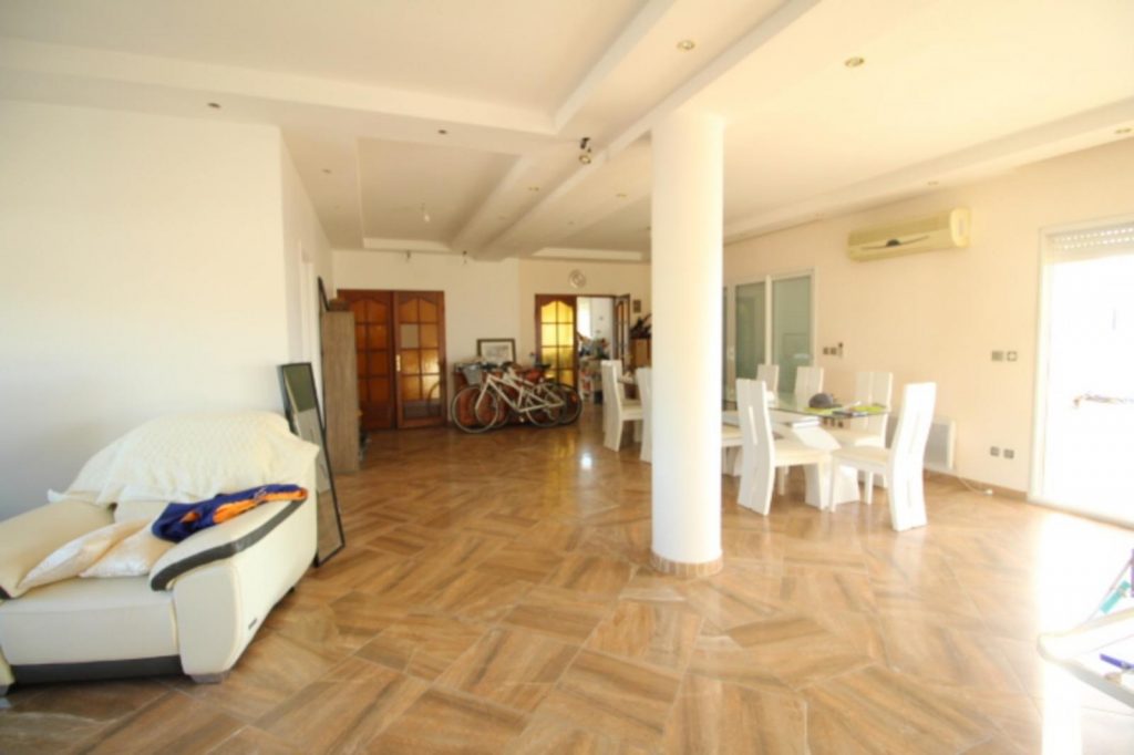 Villa comprenant de 5 appartements – 11 pièces – 6 chambres – 384 m²