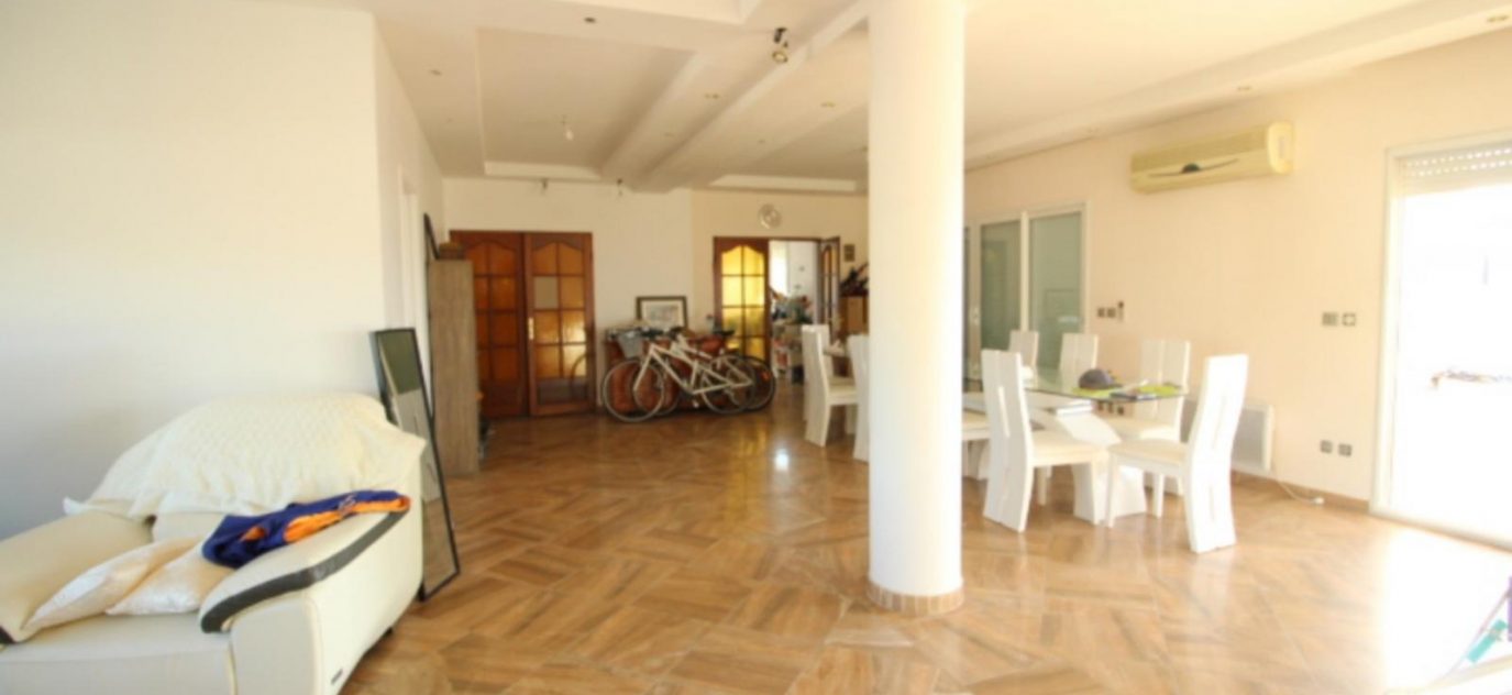 Villa comprenant de 5 appartements – 11 pièces – 6 chambres – 384 m²