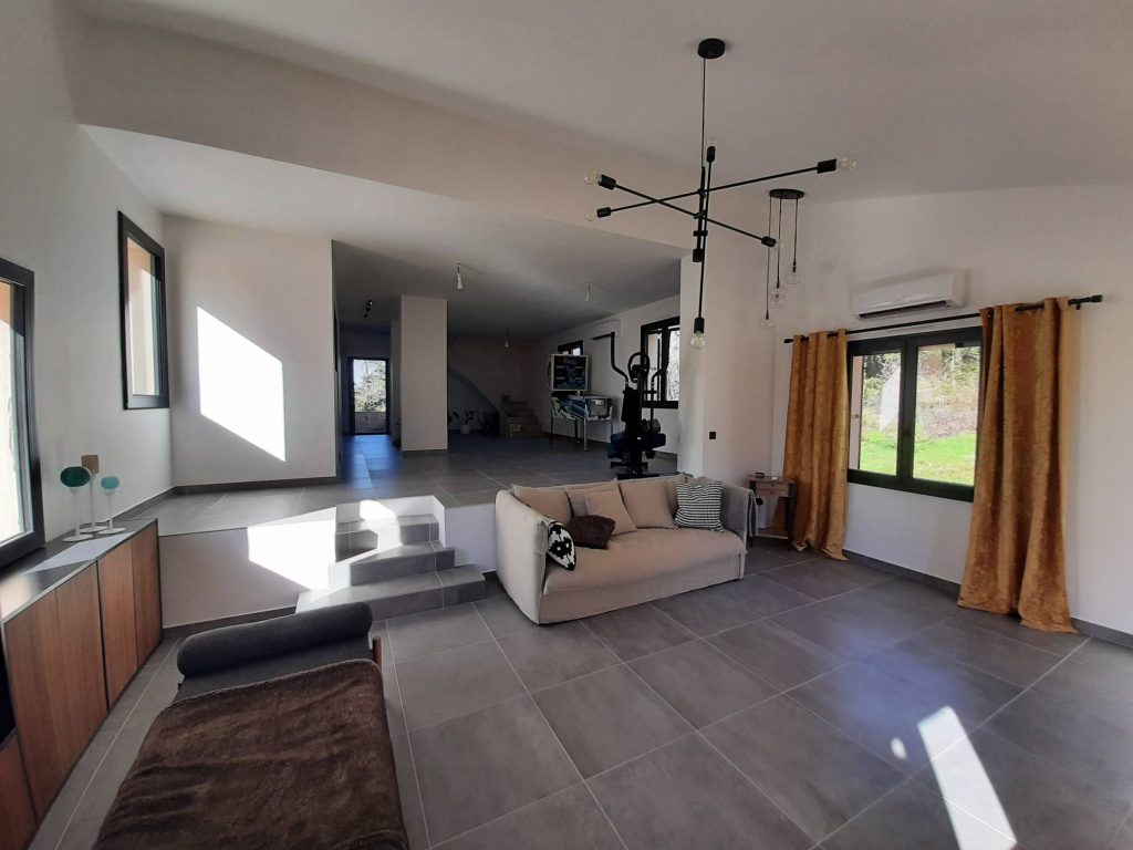 Maison – 6 pièces – 3 chambres – 177 m²