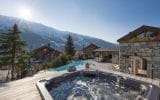 Chalet individuel avec hammam, jacuzzi extérieur, piscine extérieure privée chauffée, salles de massage, de sport et de jeux – 6 chambres – 12 voyageurs – 600 m²