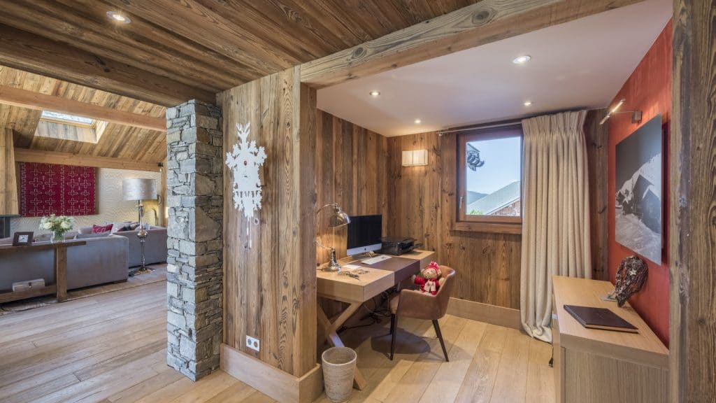 Chalet individuel avec hammam, jacuzzi extérieur, piscine extérieure privée chauffée, salles de massage, de sport et de jeux – 6 chambres – 12 voyageurs – 600 m²