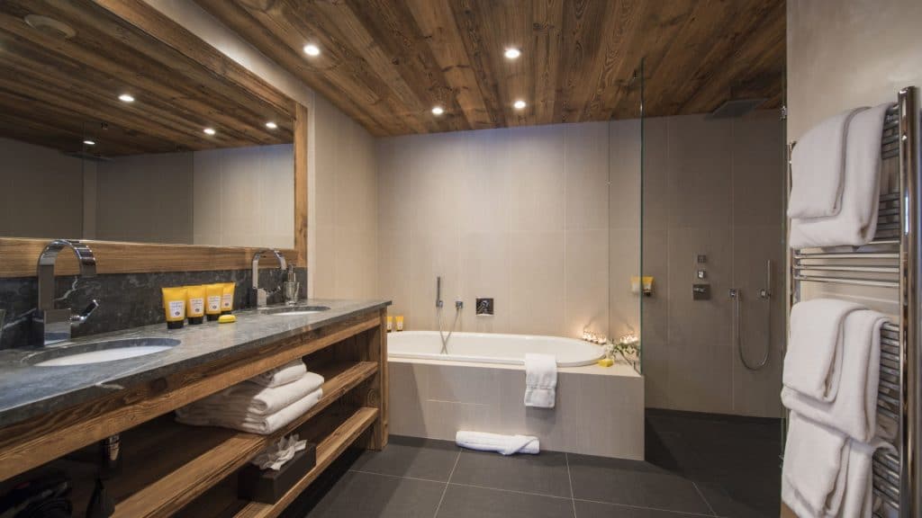 Chalet individuel avec hammam, jacuzzi extérieur, piscine extérieure privée chauffée, salles de massage, de sport et de jeux – 6 chambres – 12 voyageurs – 600 m²