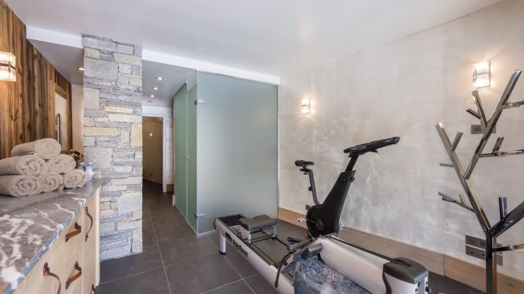 Chalet individuel avec hammam, jacuzzi extérieur, piscine extérieure privée chauffée, salles de massage, de sport et de jeux – 6 chambres – 12 voyageurs – 600 m²