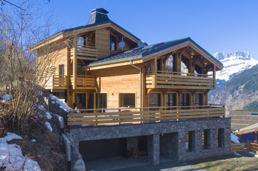 Chalet avec piscine, jacuzzi et accès direct aux pistes de ski – 5 chambres – 12 voyageurs – 372 m²