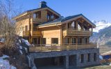 Chalet avec piscine, jacuzzi et accès direct aux pistes de ski – 5 chambres – 12 voyageurs – 372 m²