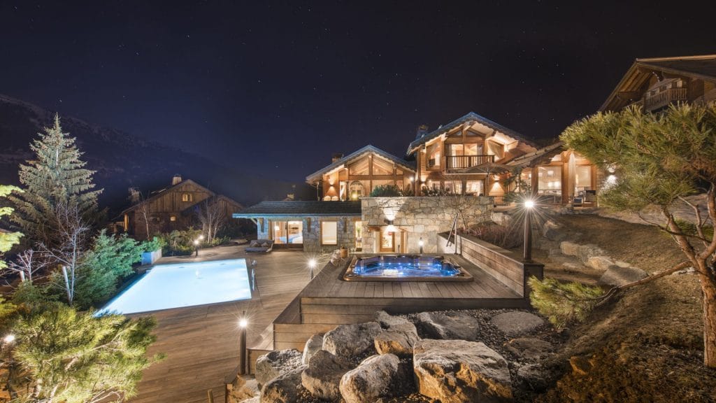 Chalet individuel avec hammam, jacuzzi extérieur, piscine extérieure privée chauffée, salles de massage, de sport et de jeux – 6 chambres – 12 voyageurs – 600 m²