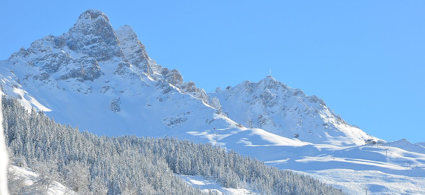 Chalet luxe avec hammam, piscine intérieure privée chauffée, sauna, salles de massage, de sport et de cinéma  – 7 chambres – 20 voyageurs – 1100 m²