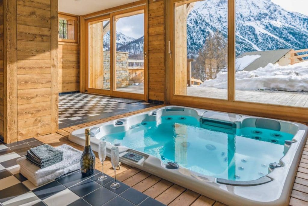 Chalet individuel avec jacuzzi intérieur, sauna, salle de cinéma – 4 chambres – 12 voyageurs – 310 m²