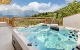 Chalet mitoyen avec jacuzzi extérieur et piscine intérieure chauffée commune – 6 chambres – 14 voyageurs – 270 m²