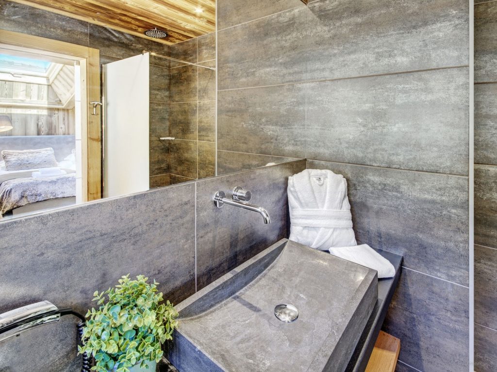 Chalet mitoyen avec jacuzzi extérieur et piscine intérieure chauffée commune – 6 chambres – 14 voyageurs – 280 m²