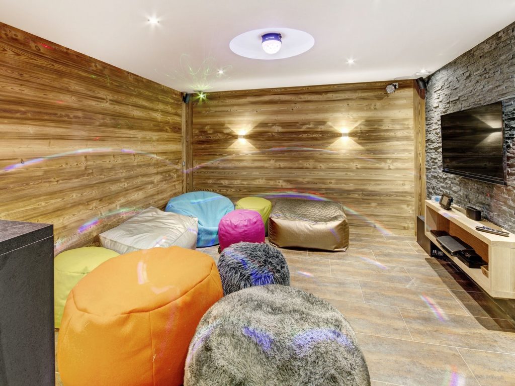 Chalet mitoyen avec jacuzzi extérieur et piscine intérieure chauffée commune – 6 chambres – 14 voyageurs – 280 m²