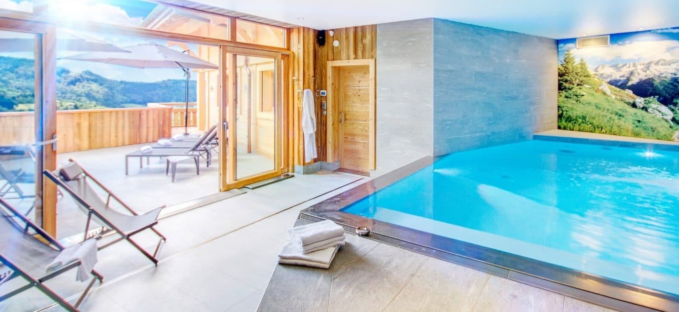Chalet mitoyen avec jacuzzi extérieur et piscine intérieure chauffée commune – 6 chambres – 14 voyageurs – 280 m²