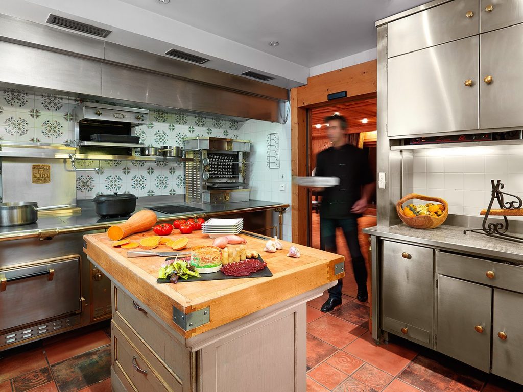 Chalet luxe avec hammam, piscine intérieure privée chauffée, sauna, salles de massage, de sport et de cinéma  – 7 chambres – 20 voyageurs – 1100 m²