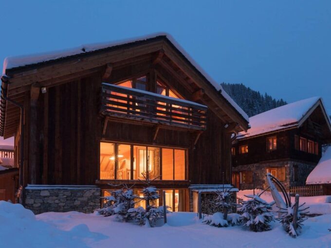 Chalet individuel avec jacuzzi extérieur et sauna – 7 chambres – 12 voyageurs – 230 m²