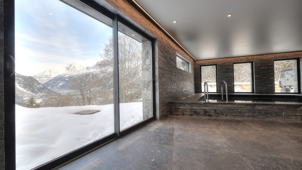 Chalet avec piscine, jacuzzi et accès direct aux pistes de ski – 5 chambres – 12 voyageurs – 372 m²